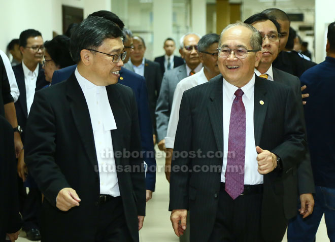  Uggah bersama peguamnya, Sim  di Kompleks Mahkamah Kuching.