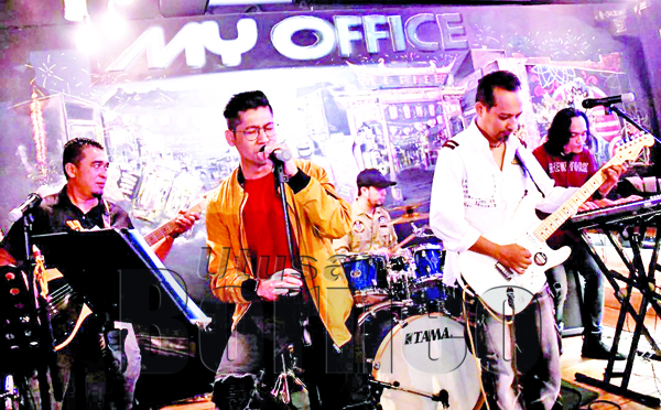 ZARUL (tengah)  vokalis Umbrella membuka pentas persembahan menerusi lagu Mentera Semerah Padi nyanyian asal Datuk M Nasir gamatkan suasana My Office Cafe.