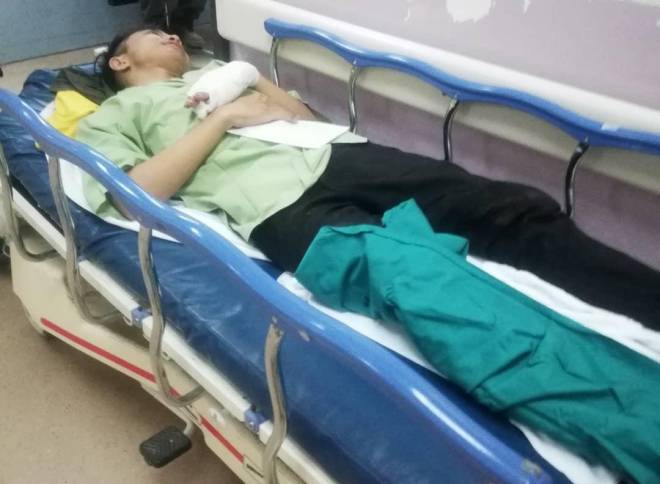 Mangsa dirawat di Unit Kecemasan, Hospital Umum Sarawak.