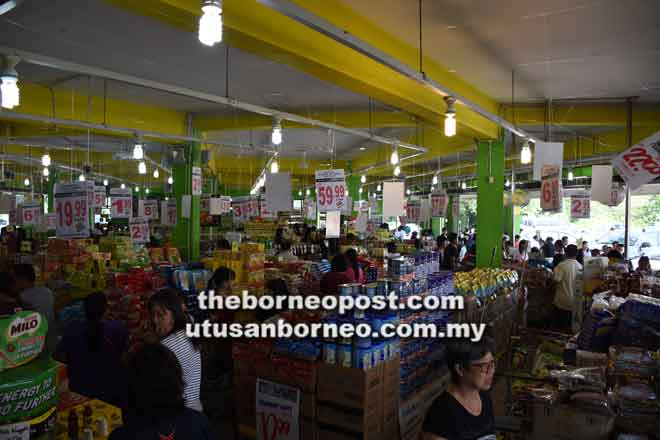  Pasar Raya Everwin Sungai Merah di Sibu kelihatan sesak dengan kunjungan orang ramai sempena Hari Keahlian yang bermula semalam.