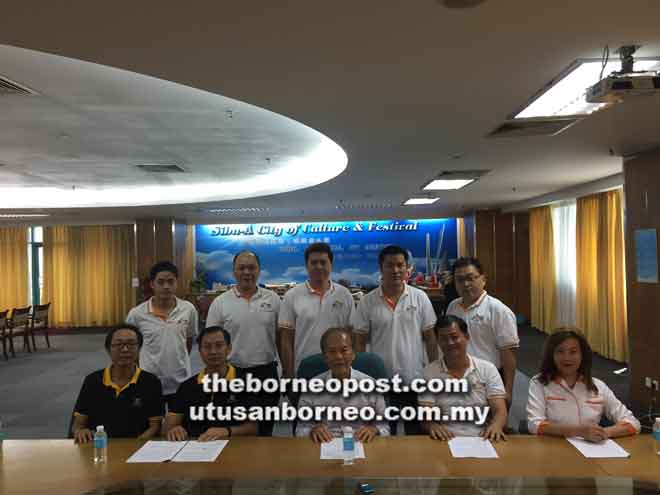  Tiong (duduk, tengah) bersama Wong (duduk, dua kanan), Lai (duduk, dua kiri) serta ahli jawatankuasa pengelola program sempena Jerayawara IT, Kempen Kitar Semula E-Waste dan Hari Cintai Bumi 2019.