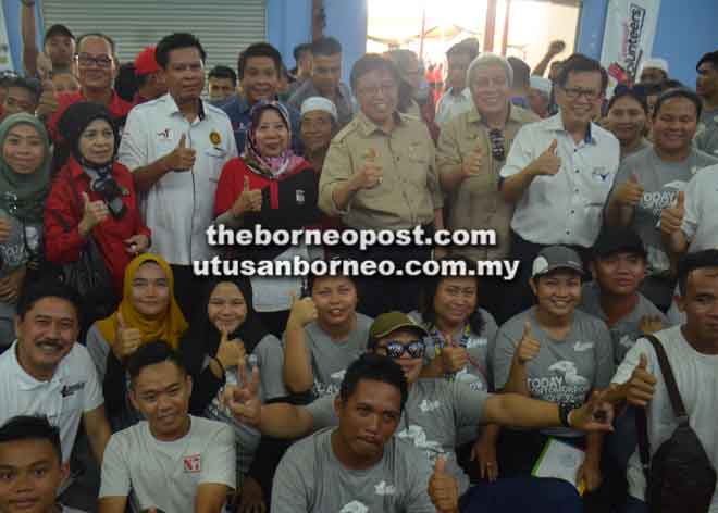  Abang Johari (tengah) dan tetamu kehormat lain bergambar kenangan bersama para peserta selepas sesi ‘townhall’ di Dewan Bekenu, petang semalam.