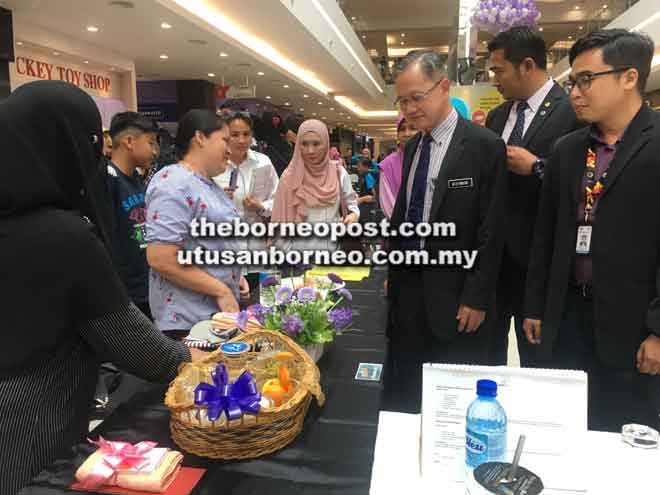  Dr Lee (dua kanan) sereta ke bukai lebuh bejalai ba palan pemandang nyerumba ‘Minggu Kesedaran Garam Sedunia 2019’, kemari.