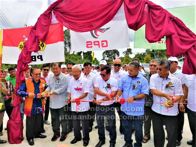  Masing (empat kanan) enggau pemesai ke bukai ngetas riben kelai bejadi jalai semin Rumah Greman, Nanga Kabah di Kanowit, ensana.