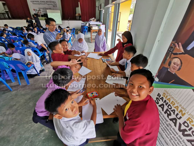  Pelajar mengambil bahagian dalam latihan untuk meningkatkan kepercayaan dan minat mereka dalam mempelajari bahasa Inggeris.