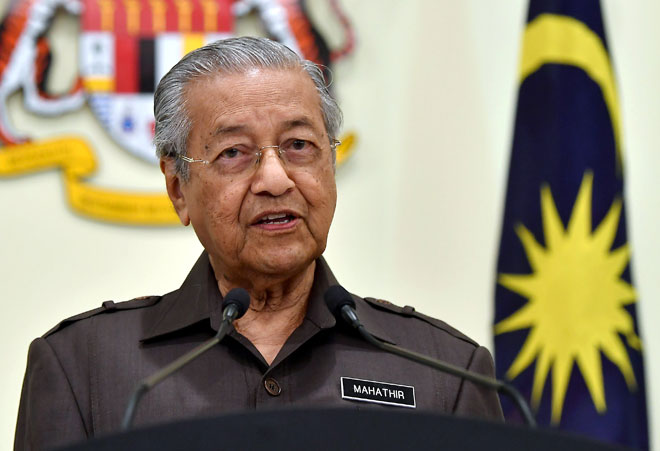  Dr Mahathir pada sidang media berkaitan projek ECRL di Bangunan Perdana Putra di Putrajaya, semalam. ECRL akan meliputi jajaran baharu dengan jarak landasan dikurangkan sebanyak 40 kilometer. — Gambar Bernama