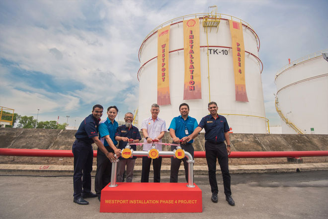  Pengerusi Shell Malaysia Datuk Iain Lo (empat kiri) melancarkan tangki penyimpanan bahan api moden yang baharu dan satu lagi ruang punggah tambahan di Westports, Pelabuhan Klang.