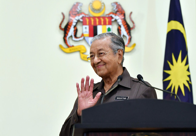 Reaksi Dr Mahathir pada sidang media berkaitan projek ECRL di Bangunan Perdana Putra hari ini. - Gambar Bernama 