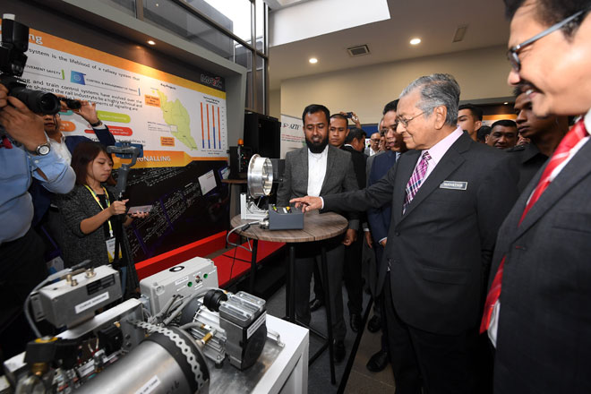  Dr Mahathir meluangkan masa melawat ruangan pameran berkenaan industri kejuruteraan rel semasa hadir pada pembukaan pameran Technomart Rel 2019 di Kumpulan Kerjasama Industri-Kerajaan bagi Teknologi Tinggi di Cyberjaya, semalam. — Gambar Bernama