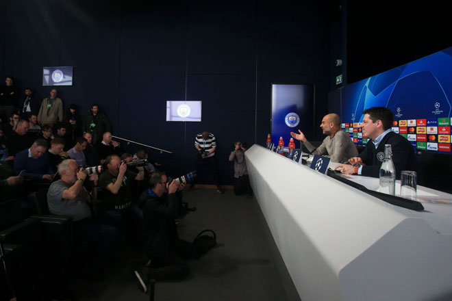  Guardiola (kiri) bercakap ketika menjawab soalan daripada media pada sidang media menjelang aksi menentang Spurs di Etihad, Manchester hari ini. — Gambar Reuters