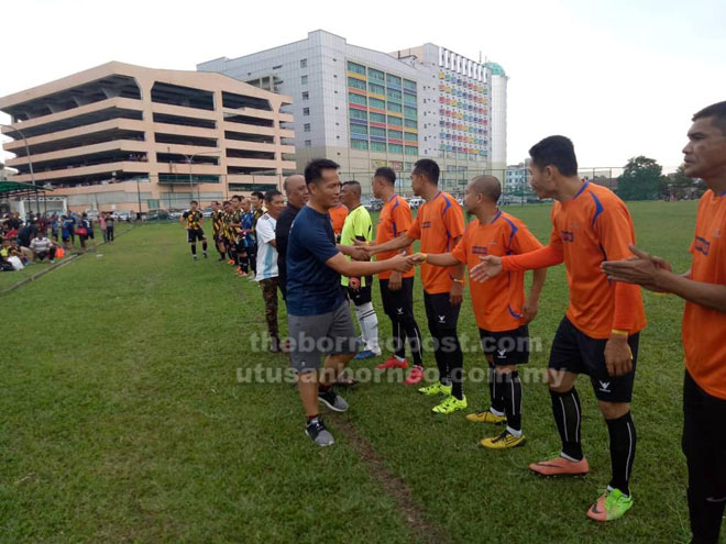  Frederick bersalaman dengan pasukan dari Brunei Stone Ville FT yang menyertai Piala Veteran 2019.