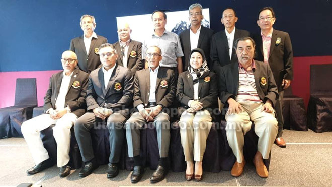  Awang Mahyan Awang Mohamed (duduk kanan) bersama Wan Nawawi (duduk tengah), Tengku Noor (dua kanan) dan barisan Exco PLBM yang baharu.