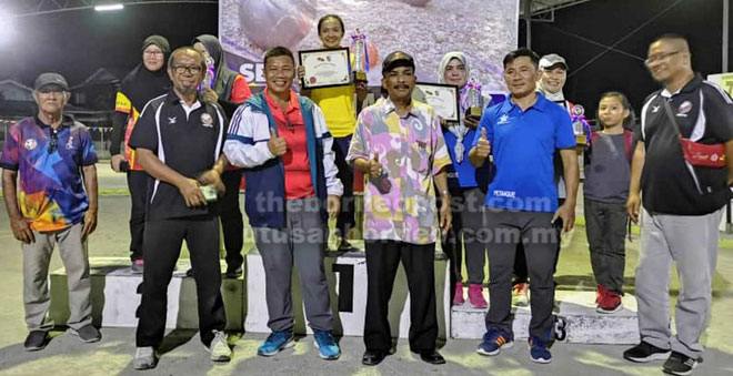  Pemenang wanita pertandingan sukan petanque peringkat negeri Sarawak merakam gambar bersama Othman, Janudin (berdiri tiga dan empat kiri) serta yang lainnya.