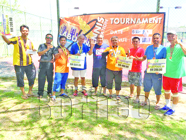 PEMENANG Kejohanan Tenis Bergu Lelaki Tertutup WP Labuan bersama Mohd Fadzli (tengah).