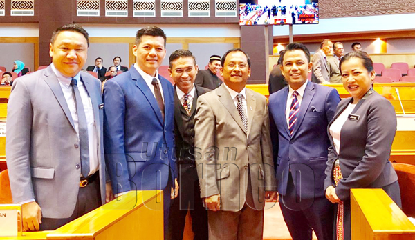  JAUJAN (tiga kanan) bersama (dari kiri) Pembantu Menteri Ben Chong, George Hiew, Assaffal@ Samsul Kamal P. Alian (dua kanan) Sarifuddin Hatta dan Jenifer Lasimbang (kanan).
