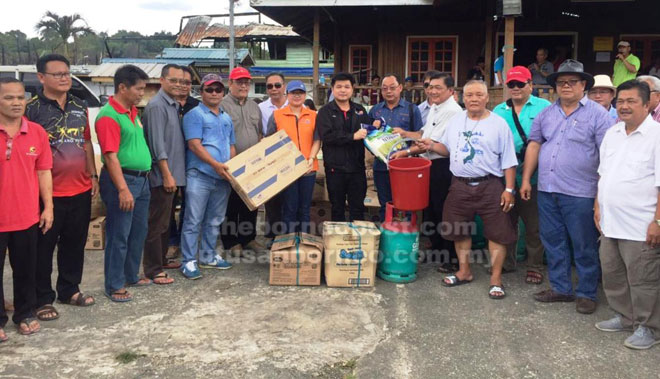  Kennedy, Dariel (enam enggau tujuh ari kanan) begulai enggau bala JKM kebukai nyua bantu ngagai peranak Uma Bawang SUngai Koyan ti dituntung penusah angus.