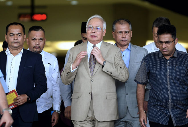  Najib keluar daripada mahkamah selepas perbicaraan kes yang dihadapinya membabitkan dana SRC International Sdn Bhd (SRC International) berjumlah RM42 juta di Mahkamah Tinggi Kuala Lumpur semalam. — Gambar Bernama