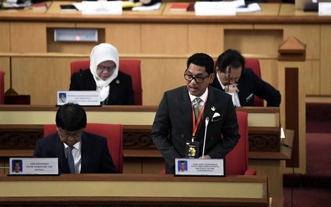  Menteri Besar Perak, Ahmad Faizal Azumu merangkap ADUN Chenderiang                       menjawab soalan lisan pada sesi mesyuarat pertama penggal kedua Dewan Negeri Perak Darul Ridzuan ke-14 di Bangunan Perak Darul Ridzuan, Ipoh semalam. — Gambar Bernama