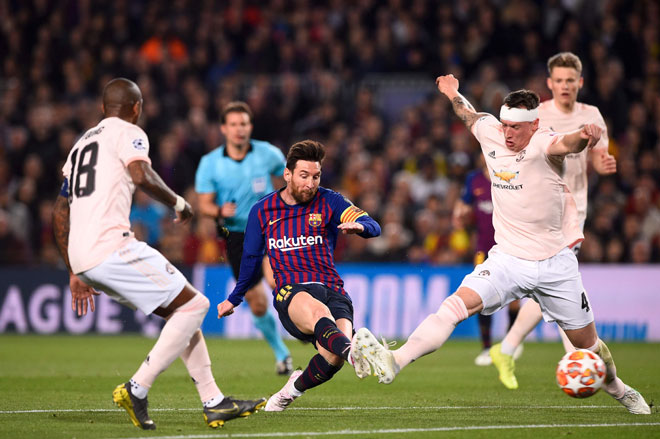  Messi (tengah) melepaskan rembatan melepasi kawalan pemain United sebelum menjaringkan gol ketiga Barca pada perlawanan di Nou Camp, Barcelona Rabu lepas. — Gambar AFP 