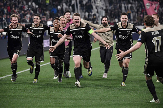  De Ligt (tengah) meraikan jaringannya bersama rakan sepasukan selepas tandukannya memastikan Ajax mara ke peringkat separuh akhir Liga Juara-Juara. — Gambar AFP 