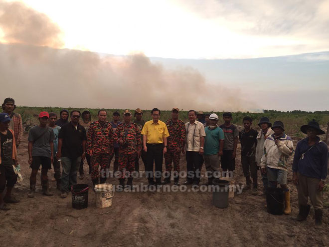  Lee (tengah, berbaju cerah) melakukan tinjauan ke lokasi kebakaran terbabit Selasa lalu. 