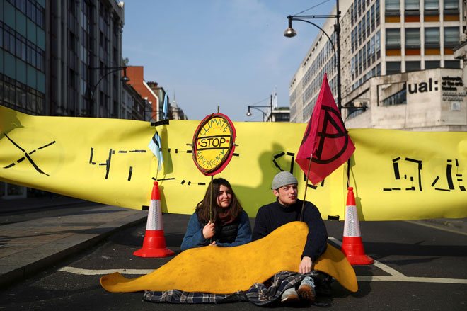  Dua aktivis membantah perubahan iklim berkhemah di Oxford Circus sewaktu tunjuk perasaan ‘Extinction Rebellion’ di London, Britain pada Rabu. — Gambar Reuters