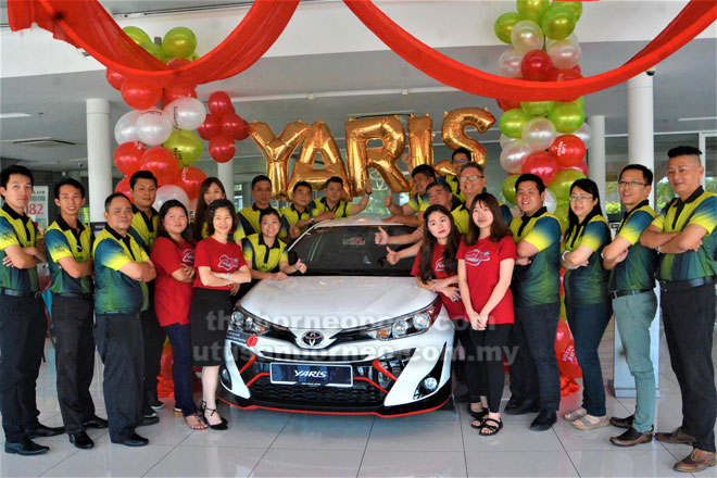  Ang (kanan) bersama para kakitangannya mempamerkan model terbaharu Toyota All-New Yaris di Sibu, semalam.
