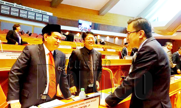 AIDI (kiri) berbual bersama Menteri Pembangunan Luar Bandar Datuk Ewon Benedick (tengah) dan Poong Zin Zhe (DAP-Luyang).