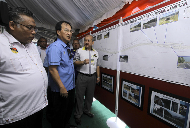 Baru (tengah) mendengar penerangan mengenai pelan jalan raya baharu dari Pengarah JKR Negeri Sembilan Datuk Abdul Karim Mohd Tahir (kanan) pada Majlis Perasmian Laluan FT51 dari Kampung Sawah Liat Ke Kampung Gadang Kuala Pilah hari ini. - Gambar Bernama