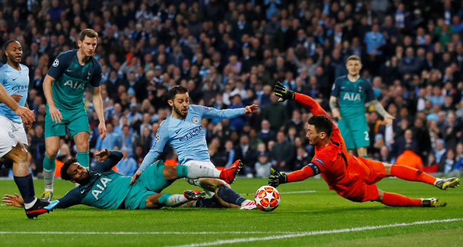  Silva (tengah) terlepas peluang untuk menambah jaringan ketika beraksi pada perlawanan menentang Spurs di Stadium Etihad, Manchester Rabu lepas. — Gambar Reuters