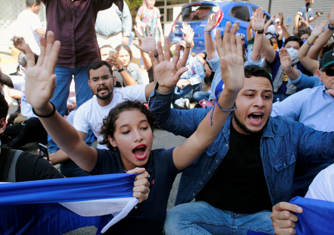  Penunjuk perasaan melaungkan slogan sewaktu perarakan untuk memperingati ulang tahun setahun protes menentang Ortega di Managua, Nicaragua pada Rabu. — Gambar AFP