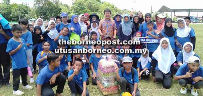  Ali (tengah) merakamkan kenangan bersama anggota Rumah Sukan yang memenangi salah satu acara pada kejohanan tersebut.