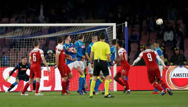  Sebahagian daripada babak-babak aksi suku akhir perlawanan kedua Liga Europa di antara Napoli dan Arsenal di Stadium Sao Paolo di Itali. Arsenal menang dengan 3-0. — Gambar Reuters