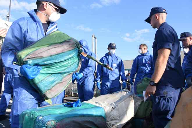  Gambar sumbangan Pengawal Pantai AS menunjukkan kakitangannya memunggah dadah yang dirampas di Port Everglades, Florida pada Khamis. — Gambar AFP