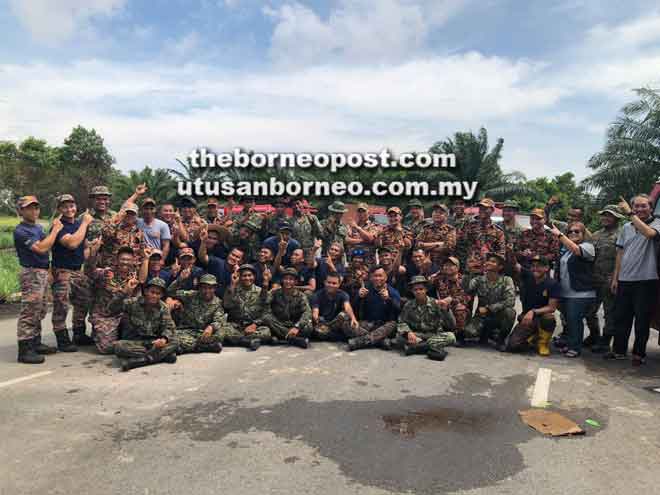  Anggota bomba, tentera dan Radio Amatur Miri merakamkan gambar kenangan semasa operasi bersama bagi menangani asap tebal kesan kebakaran di kawasan berdekatan Curtin Malaysia, semalam. 