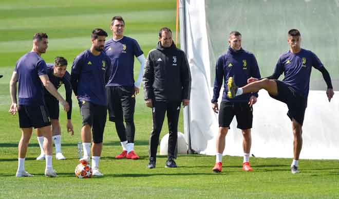  Gambar fail menunjukkan pemain Juventus sedang menjalani latihan di Pusat Latihan Juventus di Turin pada awal bulan lalu. — Gambar Reuters