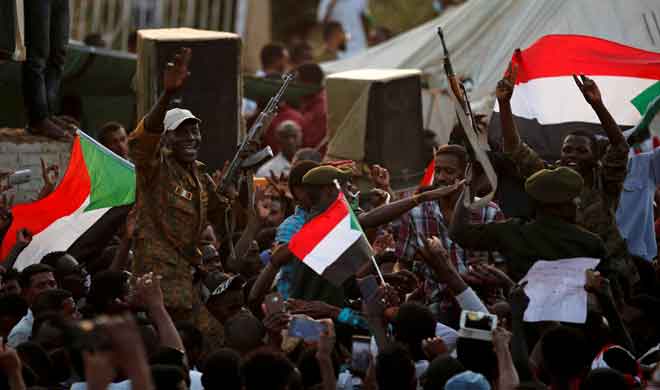  Anggota tentera Sudan melaungkan slogan semasa demonstrasi di hadapan Kementerian Pertahanan                 di Khartoum pada Khamis. — Gambar Reuters