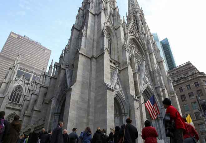  Orang ramai berjalan melintasi Katedral St Patrick di Manhattan, New York pada Khamis. — Gambar Reuters