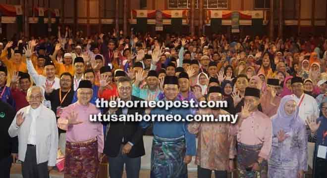  Dr Abdul Rahman ditemani Shibli dan Aziz merakam kenangan bersama peserta Kolokium Dakwah dan Kepimpinan Islam sempena Ulang Tahun ke-50 BINA-HIKMAH semalam.