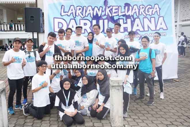  Dr Abdul Rahman (tengah) ditemani isterinya Datin Siti Shorgayah Ahmad Zaidin merakamkan kenangan bersama peserta larian. 