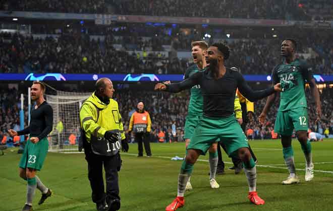  Pemain Hotspur meraikan kemenangan mereka ke atas Manchester City pada aksi suku akhir perlawanan kedua Liga Juara-Juara di Stadium Etihad pada 17 April lalu. — Gambar AFP