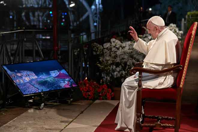  Pope Francis merestui para penganut Kristian semasa Via Crucis di Colosseum Colosseo, Colisee di Rom, kelmarin. — Gambar AFP