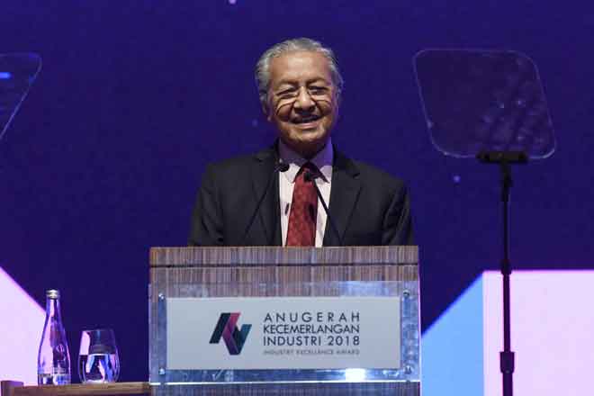  Tun Dr Mahathir ketika berucap pada Majlis Anugerah Kecemerlangan Industri 2018 di sebuah hotel kelmarin. — Gambar Bernama