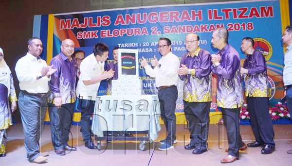 LIEW (lima, kanan) ketika merasmikan Majlis Anugerah Iltizam SMK Elopura 2.