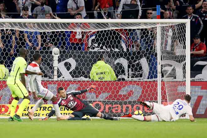  Antara babak-babak aksi perlawanan Ligue 1 di antara Lyon dan Angers di Stadium Groupama di Lyon, Perancis. — Gambar Reuters