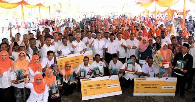  Mohamed Azmin (tengah) bersama dengan kakitangan Felda dan peneroka selepas Program Kepimpinan Felda dan Rapat Perdana Peneroka Felda Wilayah Raja Alias di Felda Palong 9, semalam. — Gambar Bernama