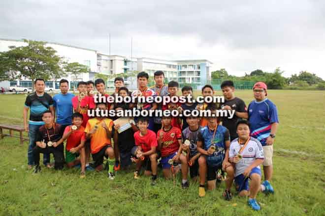  Pasukan SMK Sacred Heart merakamkan kenangan selepas menjuarai kejohanan tersebut.