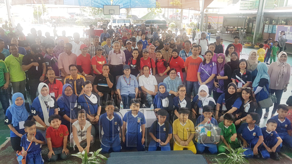 PENGUNJUNG dan warga sekolah merakam gambar kenangan bersama tetamu kehormat semasa Program Hari Mesra Rakyat di Sekolah Kebangsaan (SK) Sacred Heart.