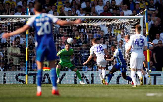  Sebahagian daripada babak-babak aksi perlawanan Liga Kejohanan di antara Leeds United dan Wigan di Elland Road di Leeds, Britain. — Gambar AFP