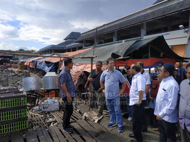  Mohamaddin bersama Mohd Ayub melawat tapak pasar ayam hidup di Lahad Datu.
